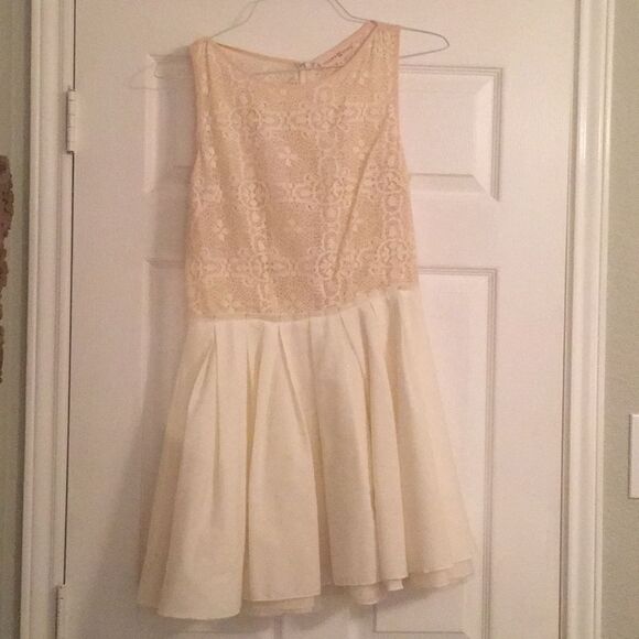 Cream colored dress - Picture 1 of 4